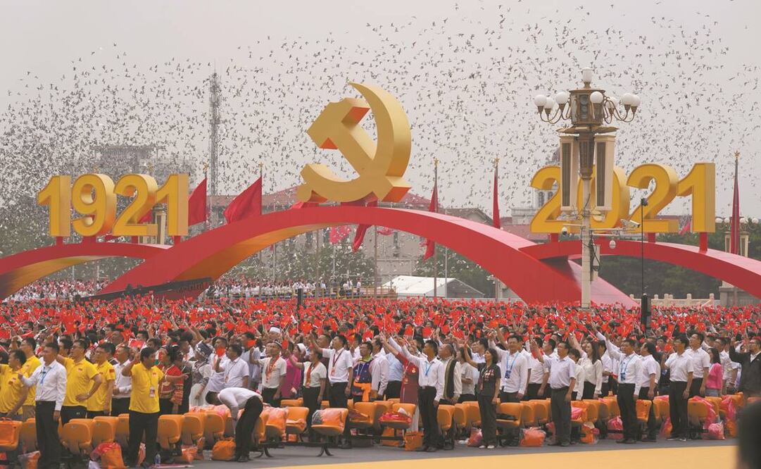 Ciudadanos ondean banderas de China durante una ceremonia, ayer en la Plaza de Tiananmen para conmemorar el centenario de la fundación del gobernante Partido Comunista Chino (PCCH) en Beijing.