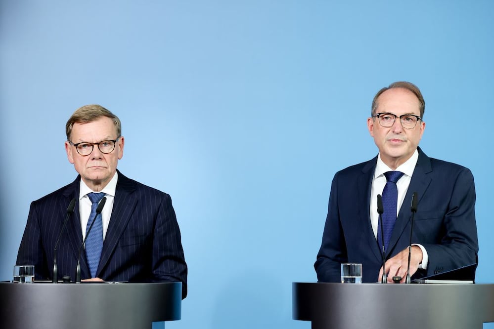 El ministro alemán de Exteriores, Johann Wadephul y el ministro del Interior, Alexander Dobrindt en conferencia de prensa en Berlín sobre el incidente con drones en el Aeropuerto de Leipzig. FOTO: EFE