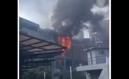 Desalojan a 5 mil personas por enorme incendio en un parque de atracciones de Malasia