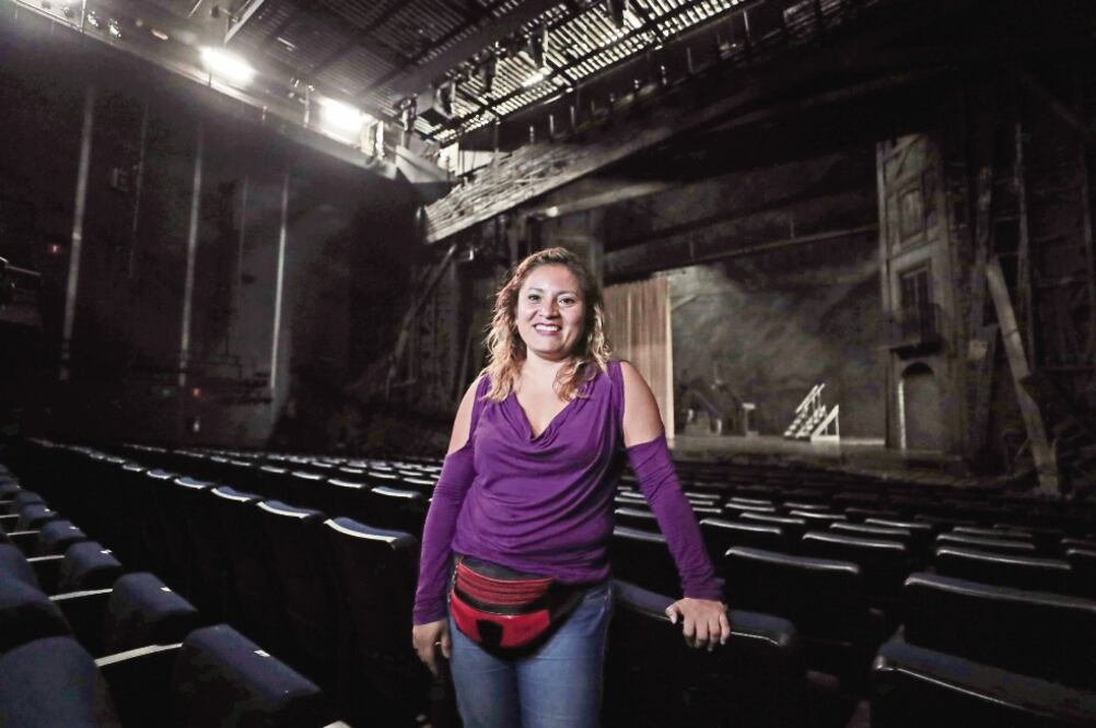 Además de operar el equipo de iluminación, lo mueve, instala y hasta repara. (ALEJANDRA LEYVA. EL UNIVERSAL)