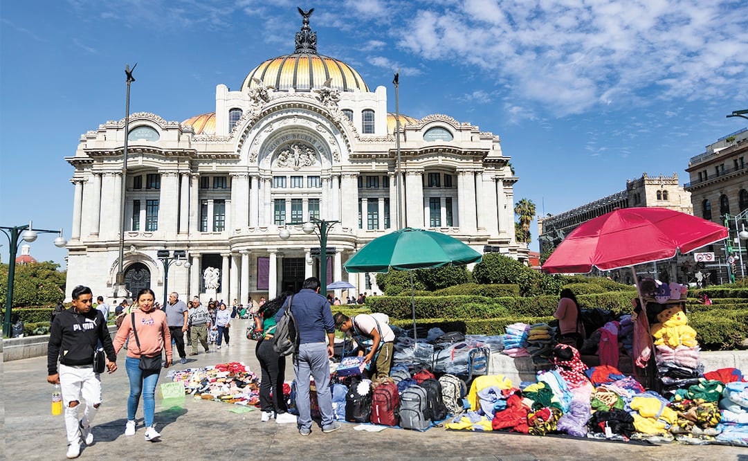 Recorrido por el Centro Histórico de la Ciudad de México ante presencia de vendedores ambulantes. Foto Hugo Salvador El Universal 