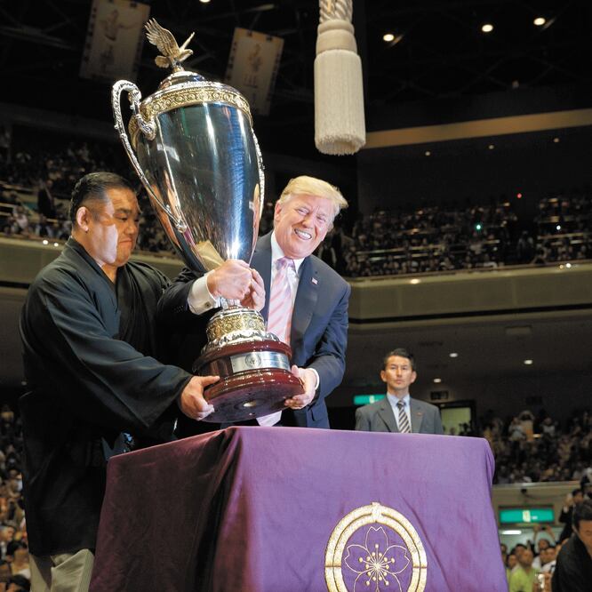 De gira en Japón, el mandatario de EU, Donald Trump, entregó este domingo la Copa Presidente al ganador del Gran Torneo de Tokio de sumo. EVAN VUCCI.AP