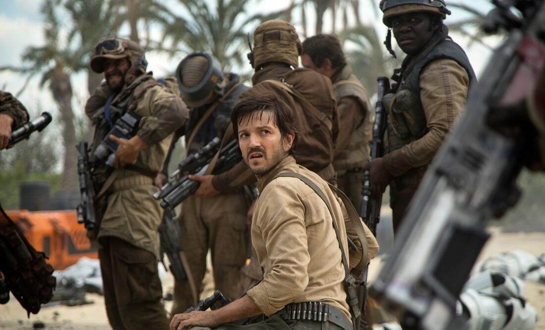Espectadores apoyaron al talento mexicano y aplaudieron que Diego Luna formara parte del reparto (AP)