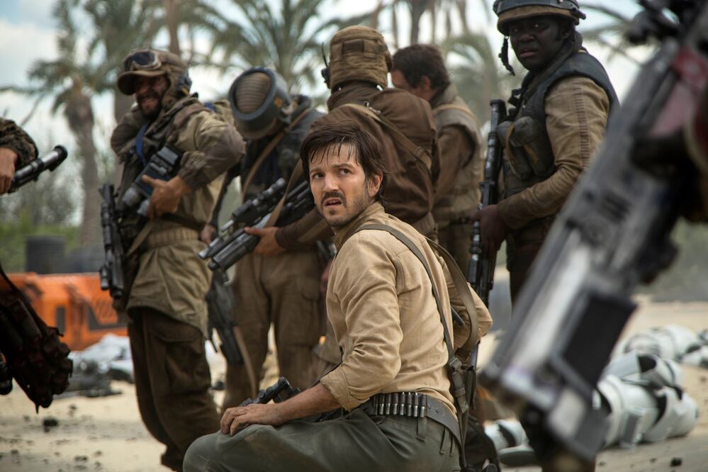 Espectadores apoyaron al talento mexicano y aplaudieron que Diego Luna formara parte del reparto (AP)