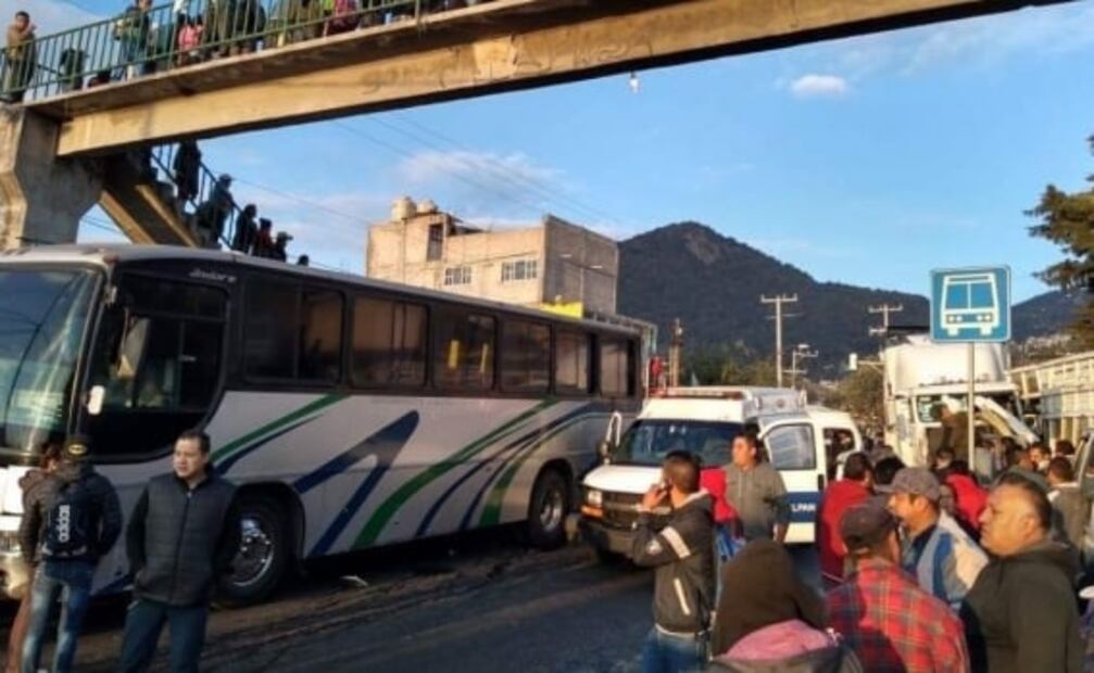 Choque de una combi en la Naucalpan-Toluca deja al menos 14 lesionados