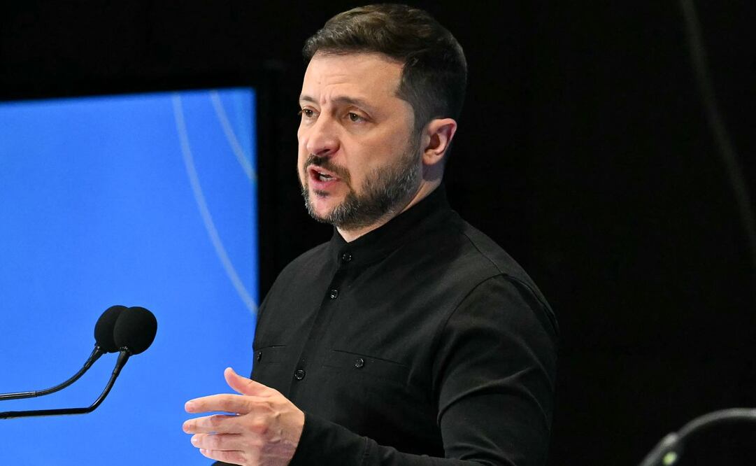 El presidente de Ucrania, Volodímir Zelensky, se dirige a los medios junto al primer ministro de Italia durante la conferencia de prensa de la Conferencia de Recuperación de Ucrania 2025 (CRU 2025) celebrada en el Centro de Convenciones Roma de Roma el 10 de julio de 2025. La reunión de líderes internacionales busca movilizar apoyo, incluyendo inversión privada, para la reconstrucción de Ucrania, incluso mientras Rusia intensifica sus ataques. Foto: AFP