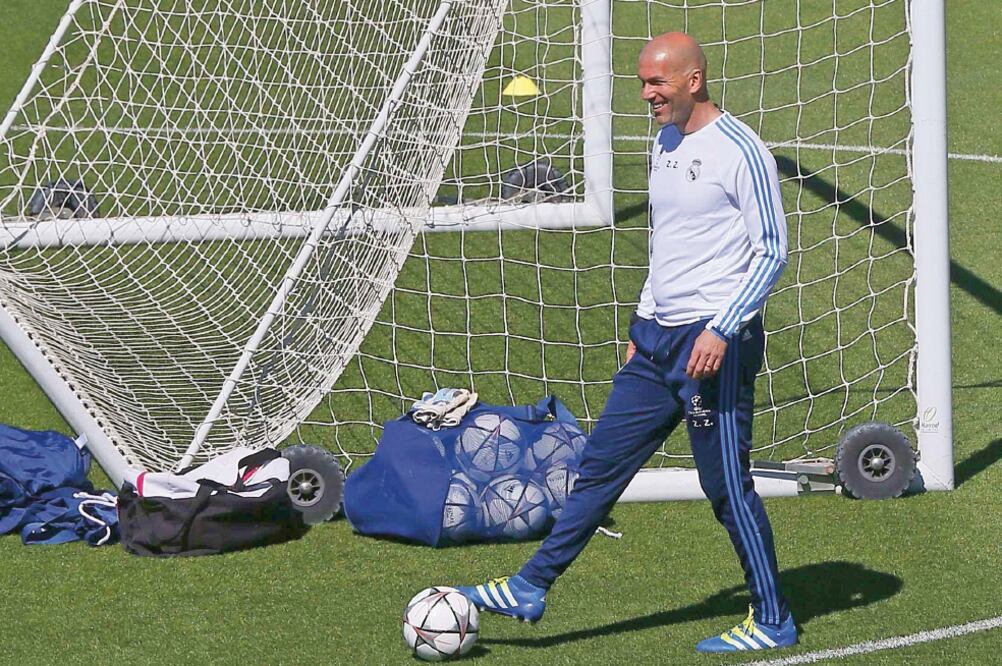 Zinedine Zidane dice que el duelo ante Manchester City será agónico (FERNANDO ALVARADO. EFE)
