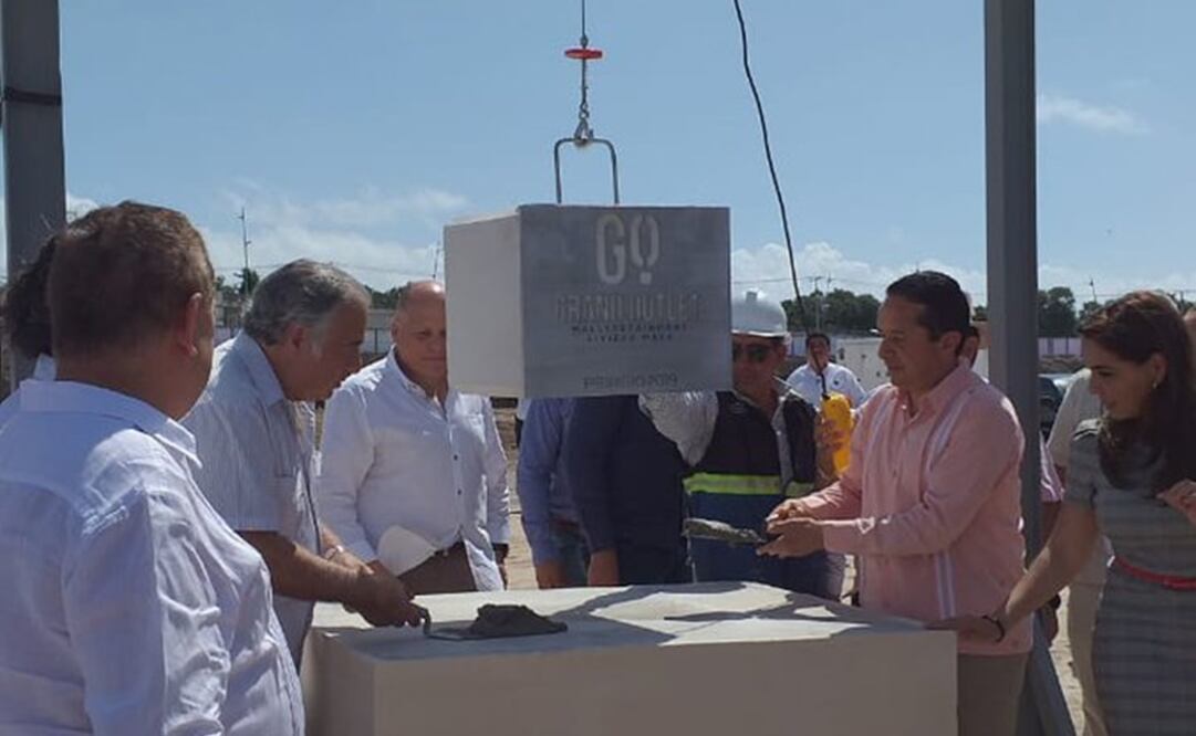 En la colocación de la primera piedra estuvieron presentes Miguel Torruco, titular de Setur; Carlos Joaquín González, gobernador de Q. Roo.​; María Elena Lezama, alcalde de Cancún y Abraham Cababie, director general Grupo GICSA (Tomada de Twitter @GicsaO)