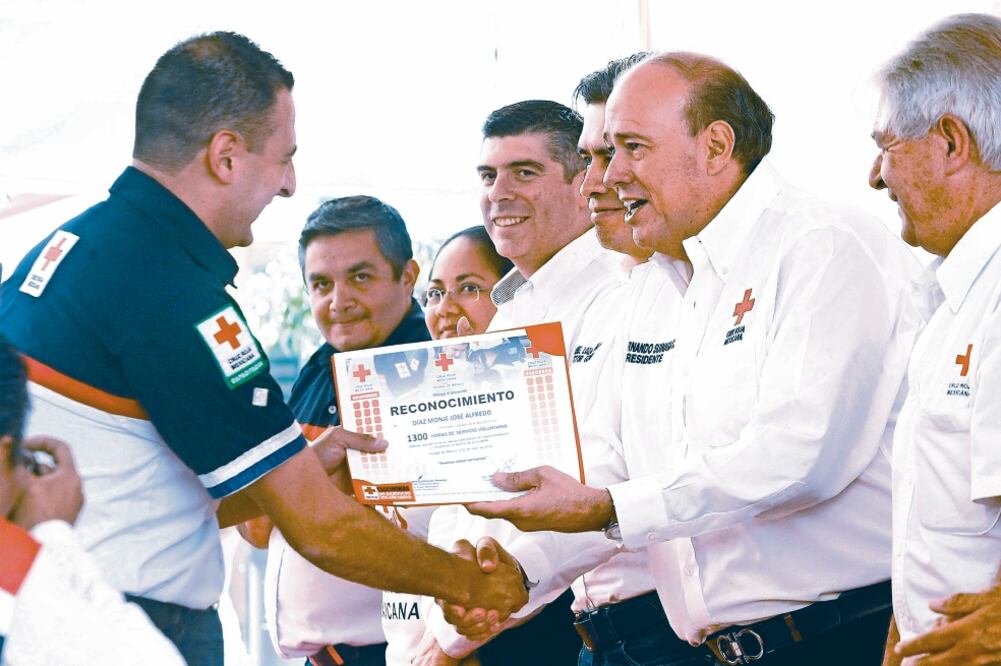 En el marco del Día del Socorrista, Fernando Suinaga, presidente de la Cruz Roja Mexicana, entregó reconocimientos a los voluntarios con más años de servicio (ARIEL OJEDA. EL UNIVERSAL)