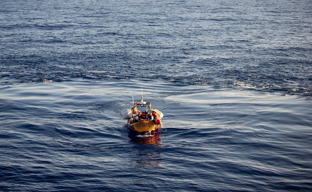 Migrantes son transportados por un bote del equipo de rescate de MSF luego de ser rescatados en el mar Mediterráneo, el lunes 7 de agosto de 2023. Foto: AP