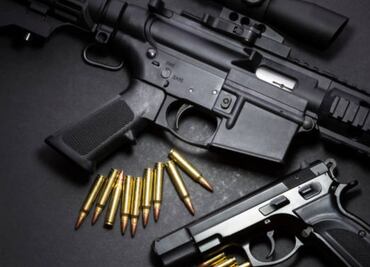 Juez de EU anula prohibición de armas semiautomáticas en Illinois; gobernador Pritzker promete apelar