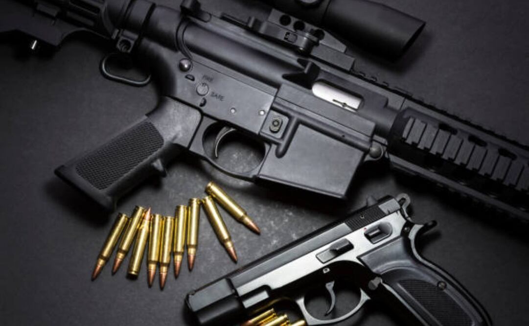 Un juez federal en Springfield, Illinois, revocó la prohibición de armas semiautomáticas en el estado, apoyándose en recientes fallos de la Corte Suprema de Estados Unidos que interpretan estrictamente el derecho a poseer y portar armas de fuego. Foto: Pixabay