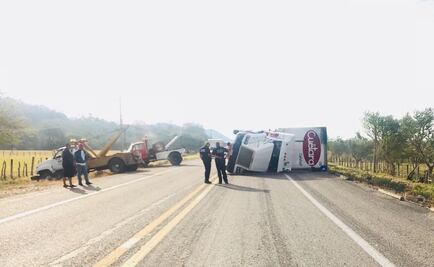 Fuertes vientos vuelcan 5 tráileres en Oaxaca