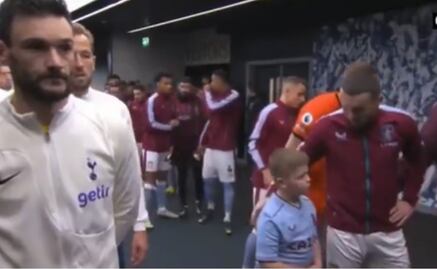 El disgusto de Hugo Lloris al saludar al 'Dibu' Martínez en la Premier League