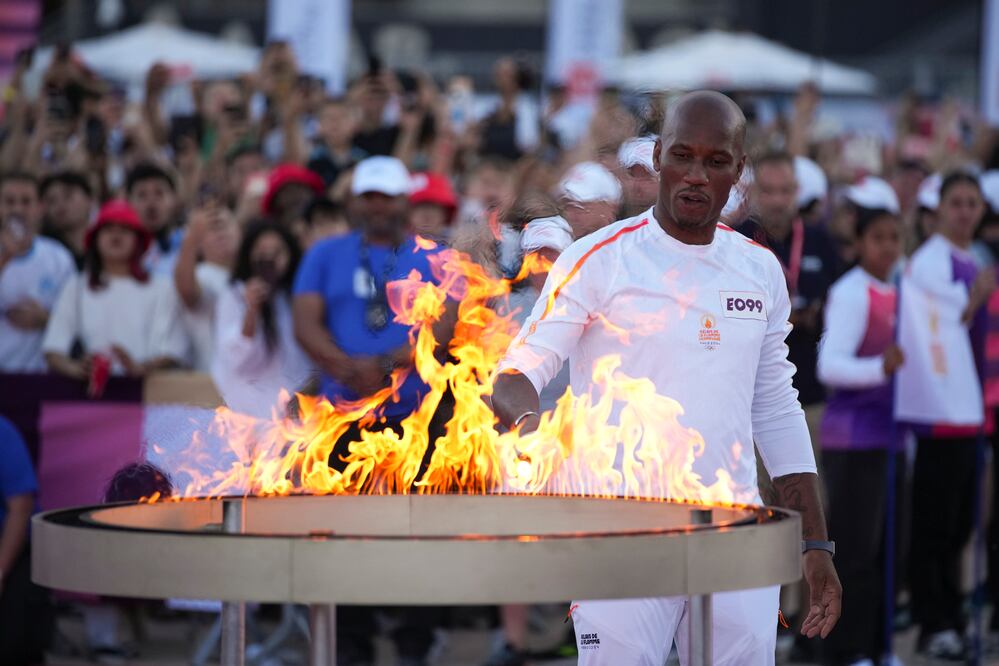 Didier Drogba con la llama olímpica - Foto: AP