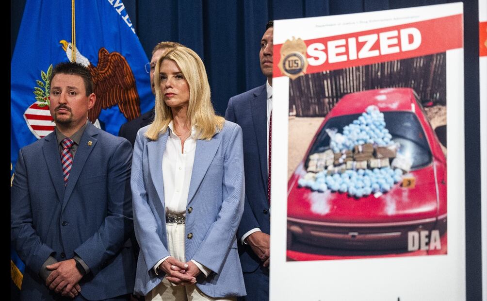 La fiscal general de Estados Unidos, Pam Bondi, anunció que agentes federales incautaron 4 millones de dólares estadounidenses y varios millones de pastillas de fentanilo. Foto: EFE