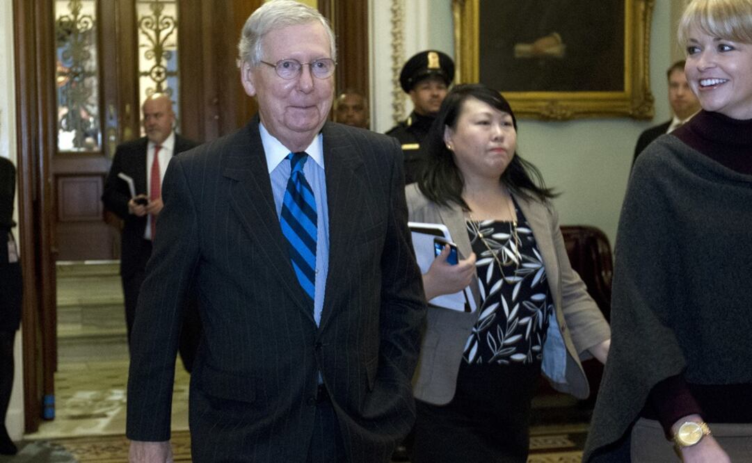 Mitch McConnell, líder de la mayoría republicana en el Senado, camina hacia su oficina tras hablar en el pleno de la cámara alta en el Capitolio. FOTO: AP