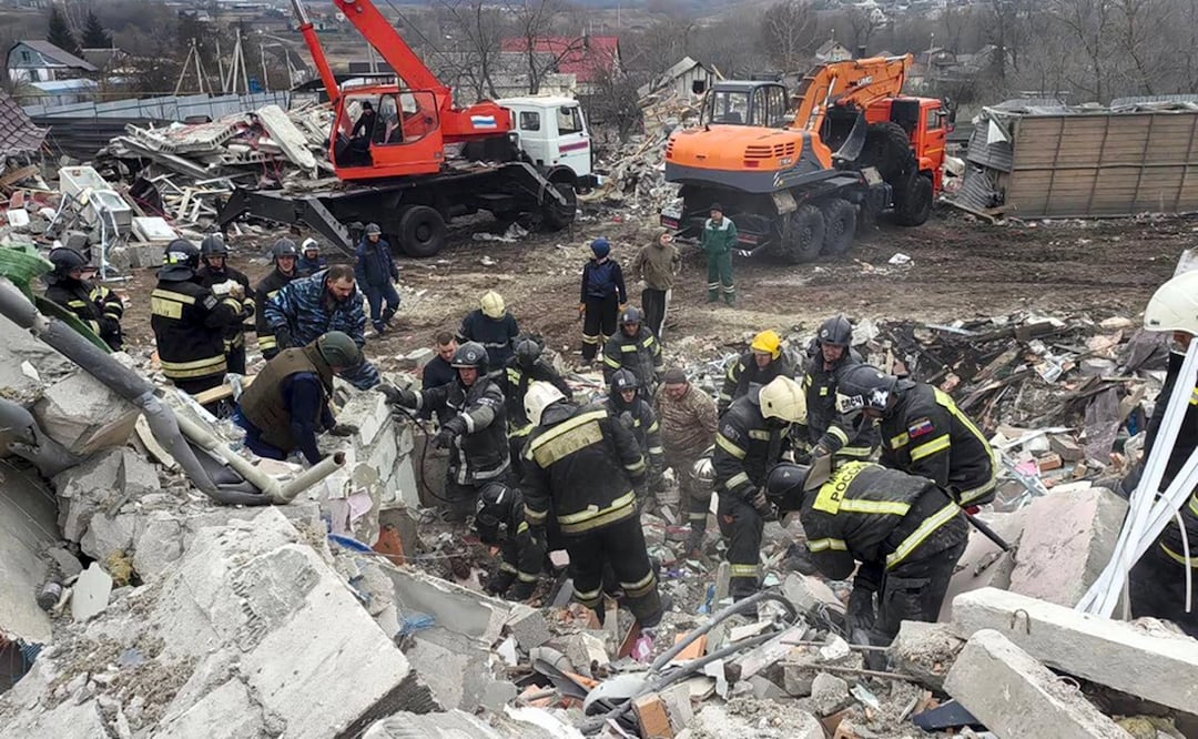 Empleados del Ministerio de Emergencias trabajando en un edificio destruido tras un bombardeo ucraniano, en Nikolskoye, en la región de Belgorod, Rusia. Foto. AP