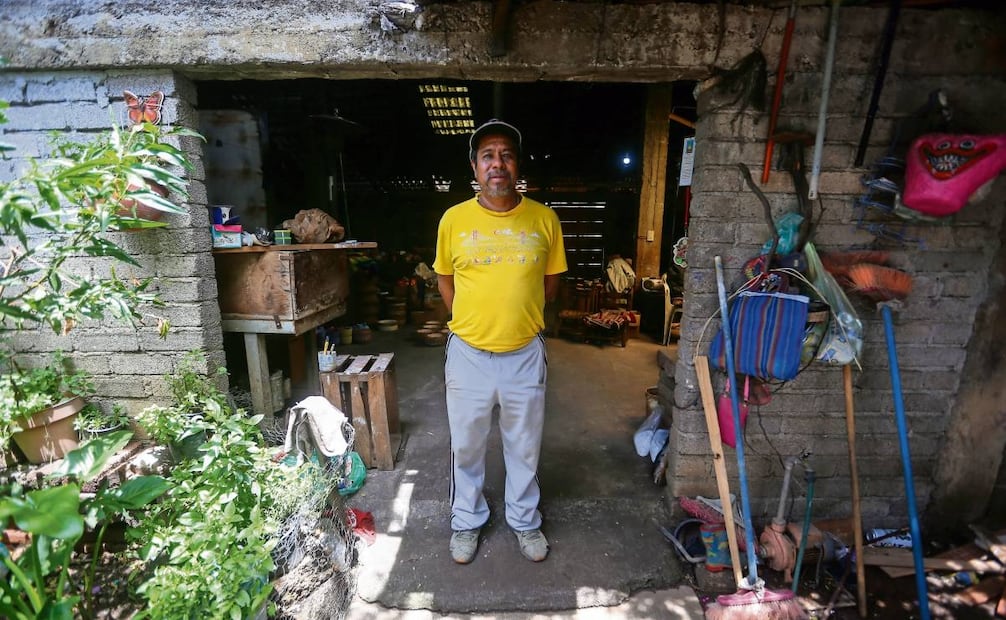 Uriel Arroyo de la Cruz es artesano alfarero desde su adolescencia. Foto: Luis Camacho / EL UNIVERSAL