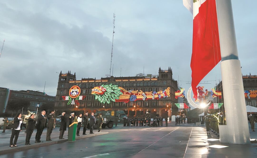 A las 7:19 horas se registró el sismo del 19 de septiembre de 1985, y a esa hora el Mandatario izó la bandera a media asta en la Plaza de la Constitución. Foto: Berenice Fregoso. El Universal