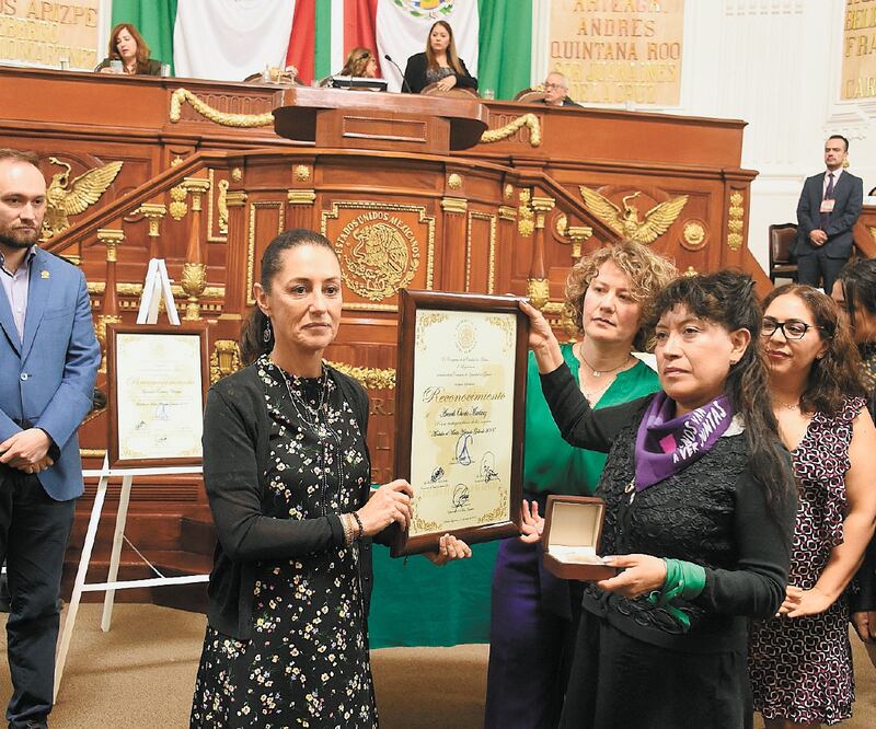 Araceli Osorio Martínez, madre de Lesvy Berlín, víctima de feminicidio, recibió de manos de la jefa de Gobierno, Claudia Sheinbaum Pardo, la medalla al mérito en su edición 2019, por su trabajo a favor de las mujeres. Foto: ESPECIAL