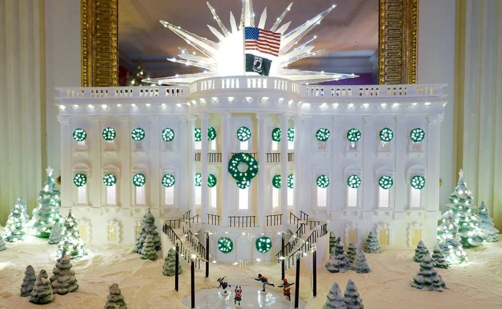 Una Casa Blanca elaborada con pan de jengibre se exhibe en el Comedor del Estado de la Casa Blanca como parte de la decoración navideña. Foto: AP