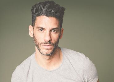 Una Betty moderna convenció a Erick Elías