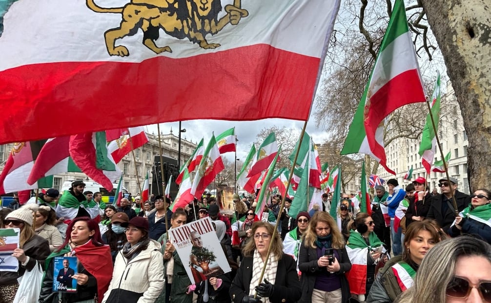 Protestas Iraníes contra los ataques aéreos de EU e Israel. Foto: EFE