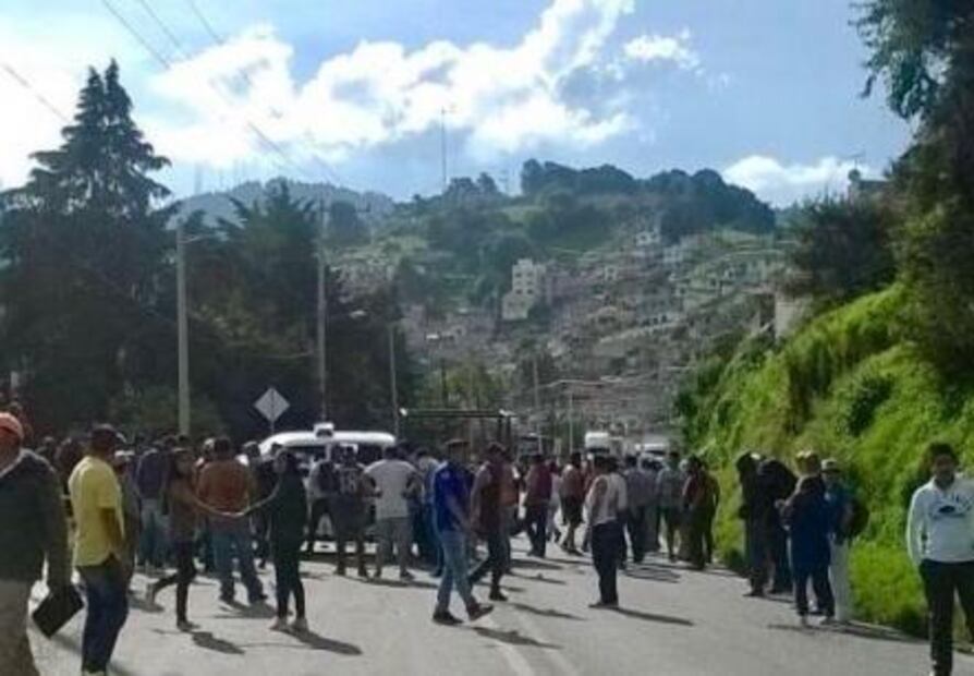 Bloquean carretera Naucalpan-Toluca por joven retenida 