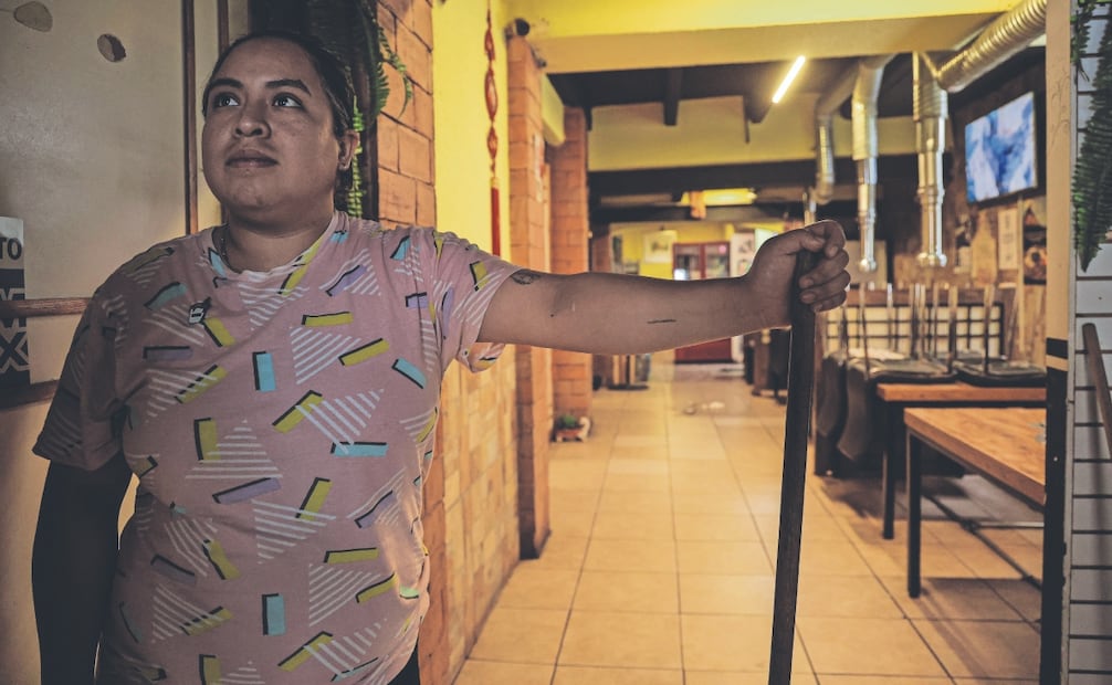 Abigail, encargada de un restaurante, dijo que las ventas no se han incrementado, y en cambio aficionados se orinan afuera del negocio. Foto: Gabriel Pano/ EL UNIVERSAL