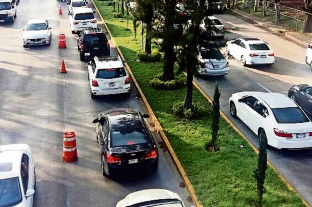 Uno de los puntos problemáticos en la vialidad es Traumatología del IMSS, señalan conductores. Además realizan obras de repavimentación en la zona (ESPECIAL)