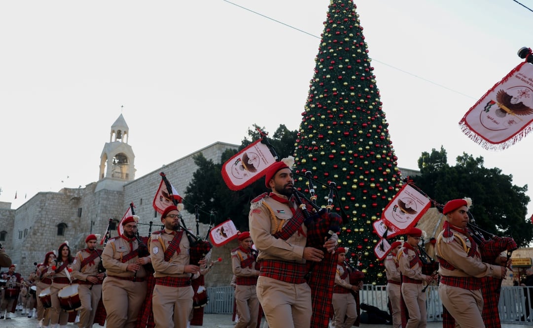 Equipos scouts cristianos participan en una procesión de Nochebuena en la Plaza del Pesebre, que conduce a la Iglesia de la Natividad, el lugar de nacimiento tradicionalmente aceptado de Jesucristo, en Belén, Cisjordania, el 24 de diciembre de 2025. La Iglesia de la Natividad es una de las iglesias más antiguas del mundo que siguen en funcionamiento. La estructura está construida sobre la cueva que la tradición señala como el lugar de nacimiento de Cristo y es considerada sagrada por los cristianos. Foto: EFE
