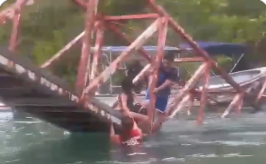 Colapsa puente peatonal en playa La Boquita de Manzanillo. Foto: Captura de pantalla