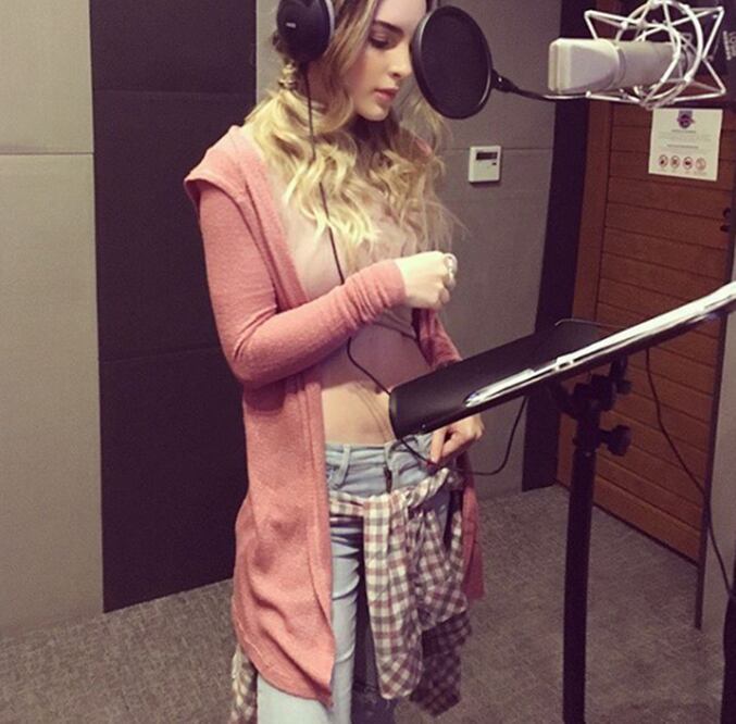 El sobretodo es una prenda que funciona perfecto entre horas (Crédito: Instagram, Belinda)