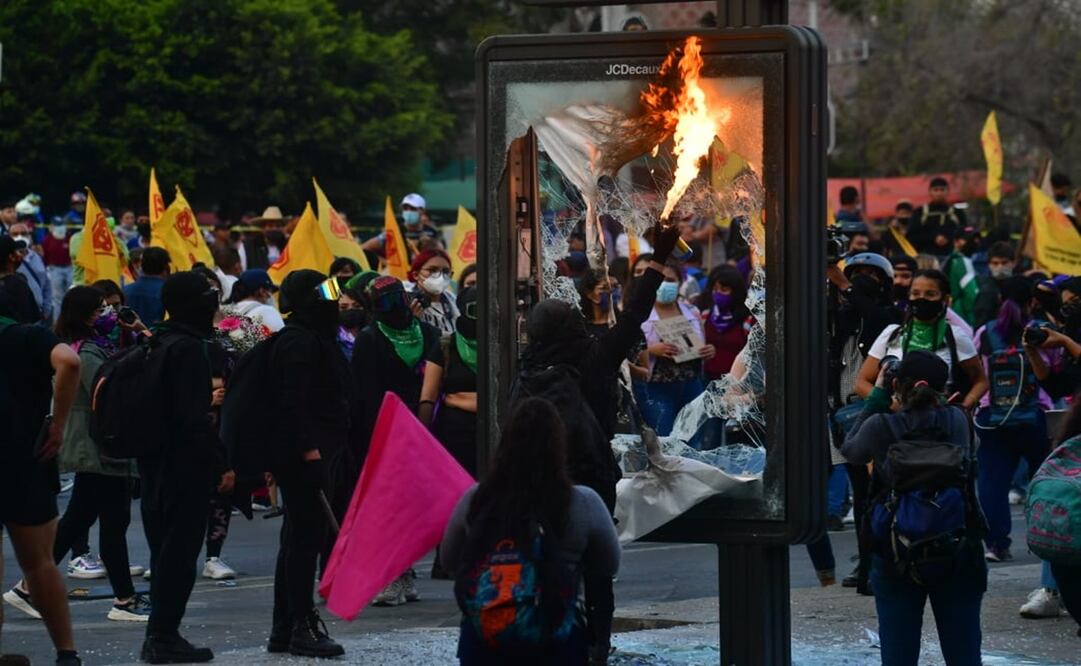 Encapuchadas causan destrozos en Paseo de la Reforma  Foto: Hugo García / EL UNIVERSAL 