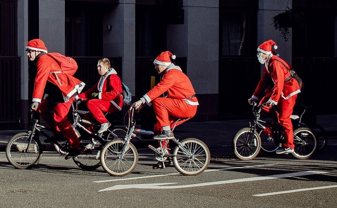 Paseo nocturno en bici por Navidad. Foto: Unsplash