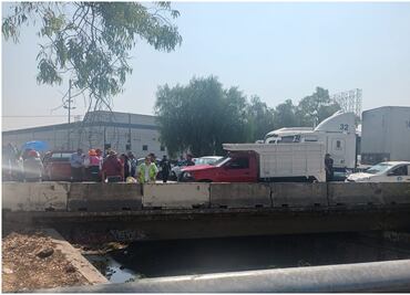 Manifestantes bloquean ambos sentidos de la autopista México-Querétaro; piden que les entreguen cuerpo de familiar