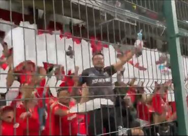 VIDEO: Afición del Toluca se burla de Pumas con peluches de 'Hello Kitty'