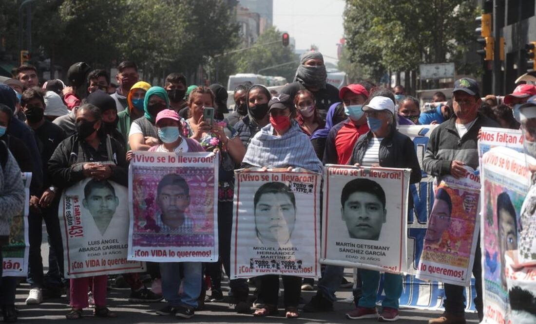 Familiares de los normalistas se manifiestan afuera de la Corte. Foto: Germán Espinosa / EL UNIVERSAL
