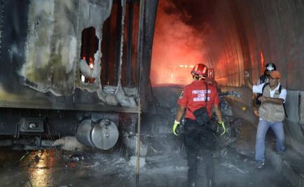 Presuntos normalistas queman tráiler