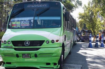 Estrés, contracturas y descuidos alimenticios: problemas físicos y emocionales que enfrentan conductores de transporte público 