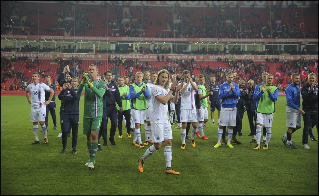 AP. Los jugadores islandeses celebraron su victoria con sus aficionados