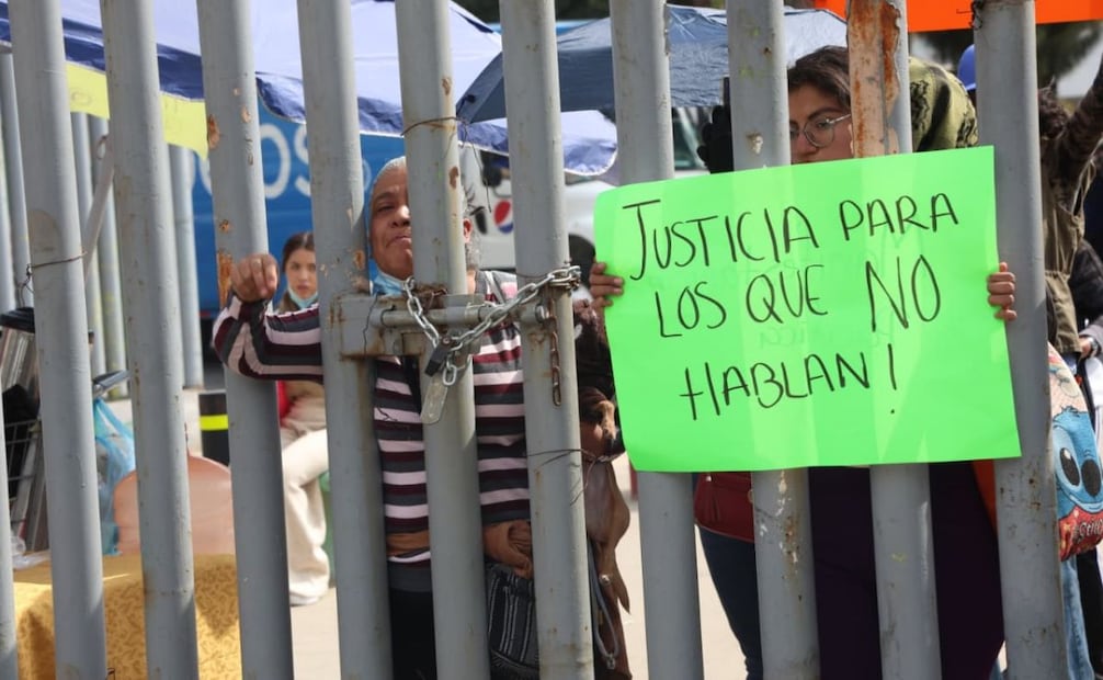 Activistas y Gobierno capitalino acuerdan supervisar perros rescatados del Refugio Franciscano; retiran bloqueo en la GAM.
Foto: Luis Camacho.
