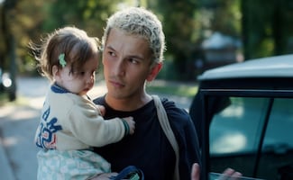 ¿Qué ver?: Un veinteañero gay frena en seco su vida de fiesta para aprender a ser papá