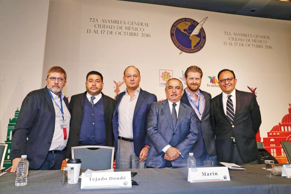 Ayer en el panel “Robo de contenido y libertad de expresión”, moderado por el Director Editorial de EL UNIVERSAL, Francisco Santiago Guerrero (segundo de izq. a der.) (LUIS CORTÉS. EL UNIVERSAL)