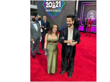 Evaluna llega sin más accesorio que su pancita a los Latin Grammy