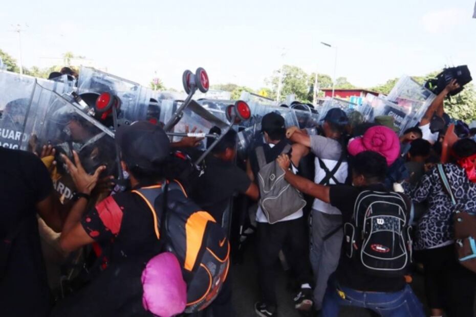 Migrantes vencen retén en medio de jaloneos