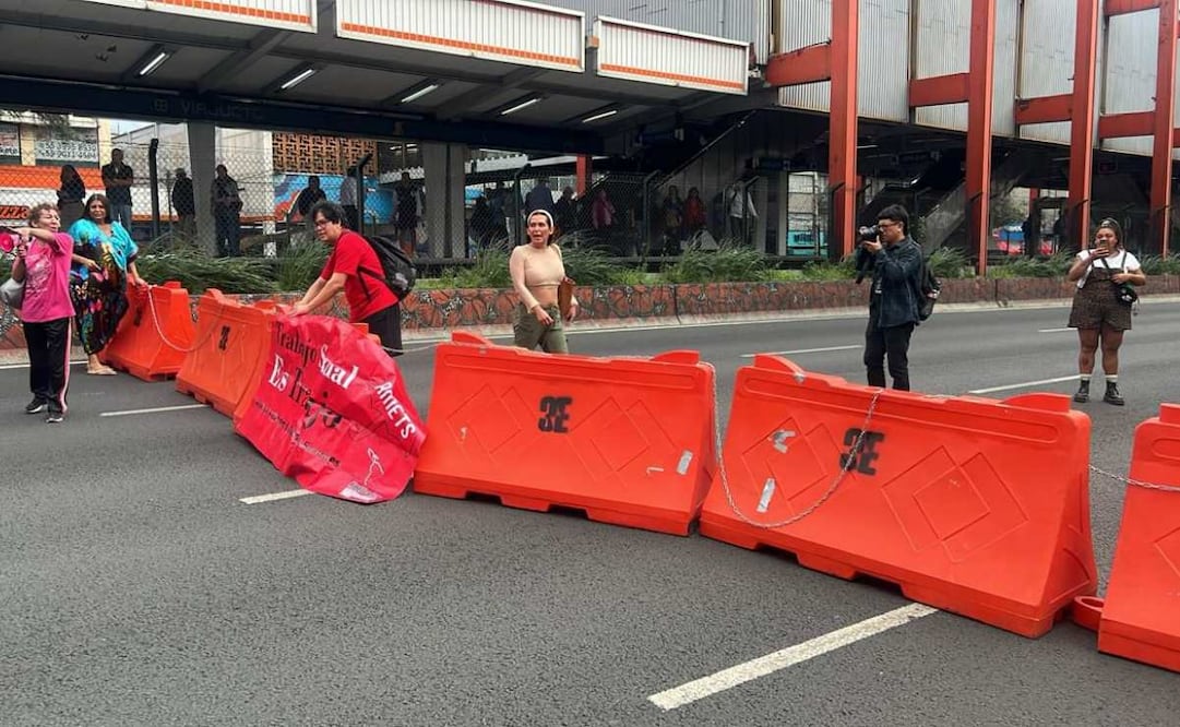 Este miércoles 24 de septiembre, trabajadoras sexuales bloquean Calzada de Tlalpan. Foto: Especial.