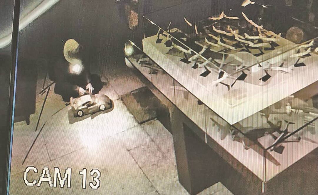 Un video registra el momento en que el ladrón tomó de una vitrina los dos autos. Fotos: CORTESÍA MUJAM