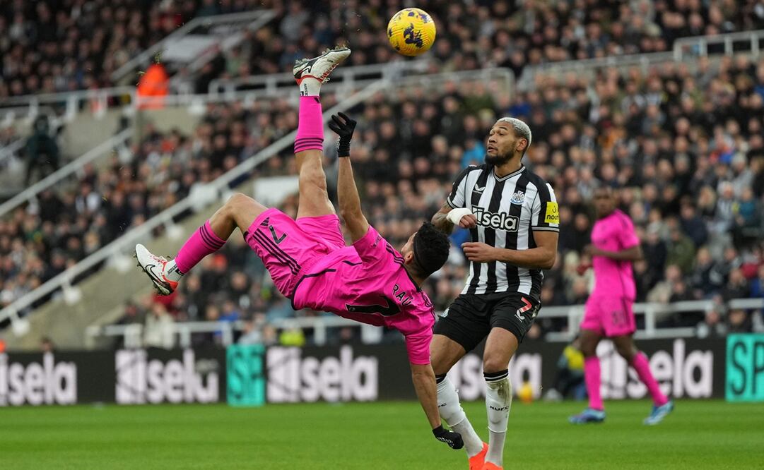 Raúl Jiménez comete una "jugada criminal" durante el partido entre Newcastle United y Fulham de la Premier League - Foto: AFP